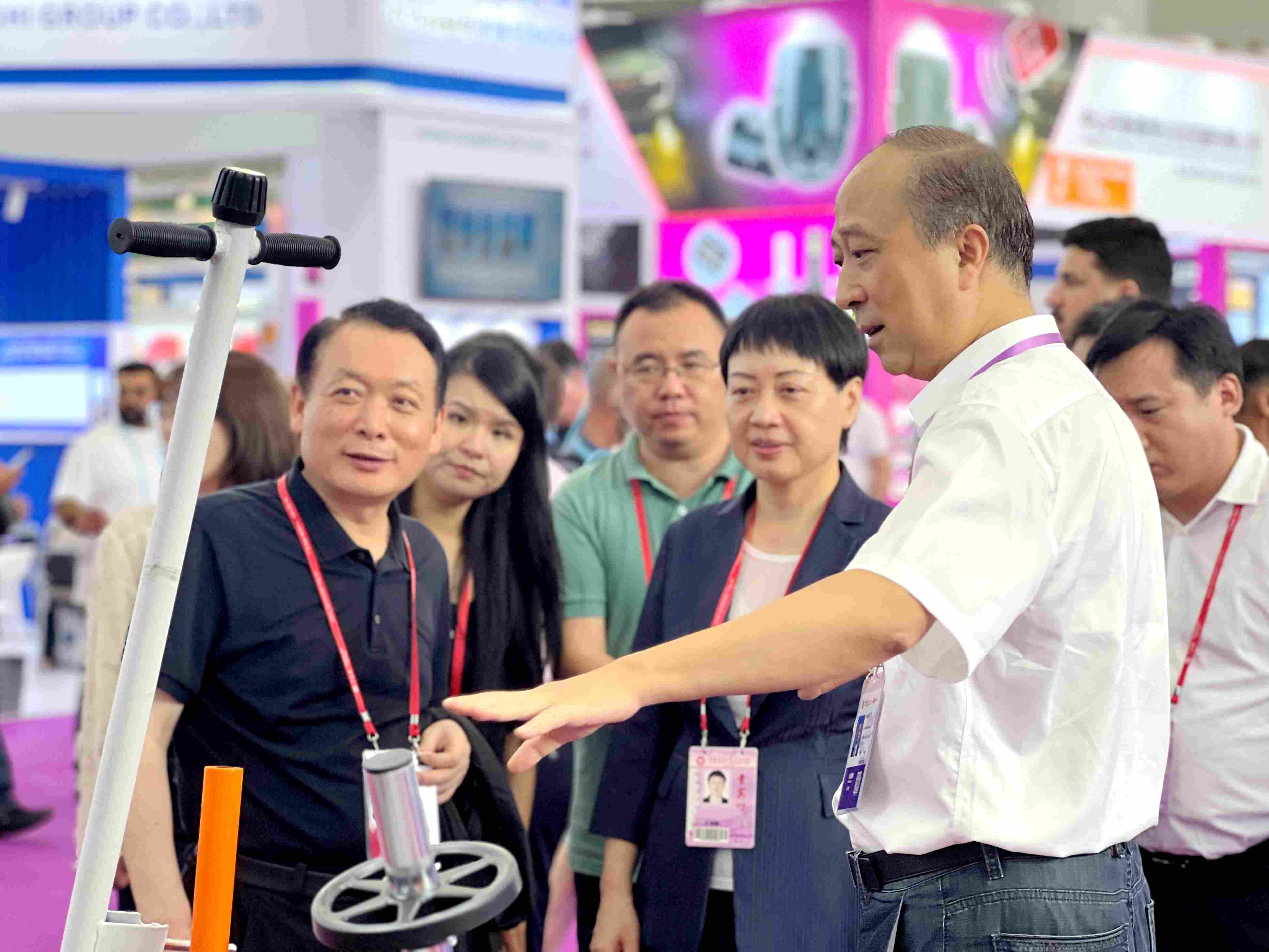 領(lǐng)導(dǎo)1.jpg 領(lǐng)導(dǎo)1.jpg